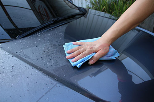 洗車-用吸水巾把車子擦乾