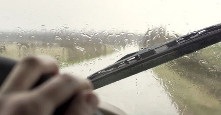 下雨天的車玻璃