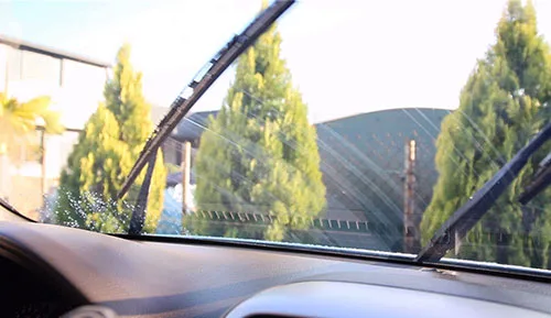 雨刷過有白白的一層