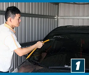 汽車玻璃除油膜-1.先將玻璃表面灰塵沖淨