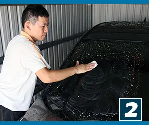 汽車玻璃除油膜-2.塗上玻璃除油膜，均勻擦拭