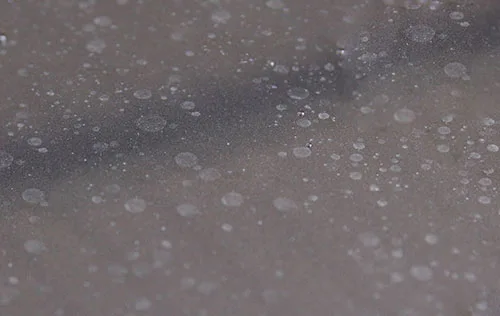 汽車上的沒擦乾的水，殘留水形成污漬