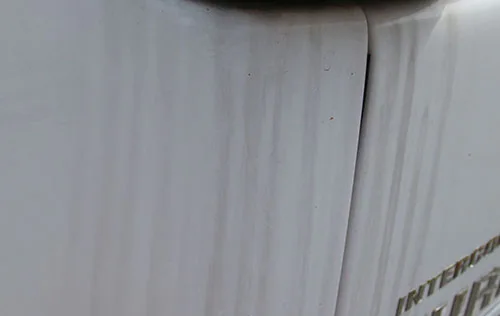 汽車上的雨水，殘留水久而傷車