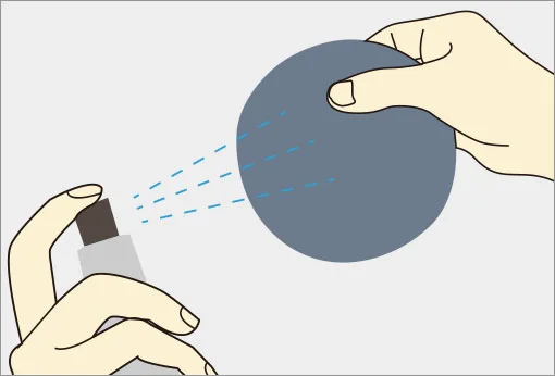 大燈泛黃怎麼辦-3.研磨劑倒在沾溼海綿上