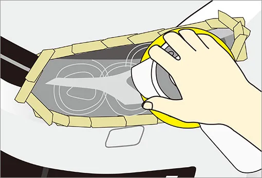用海綿擦拭大燈燈殼-示意圖