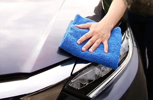 用下蠟布將車身擦亮
