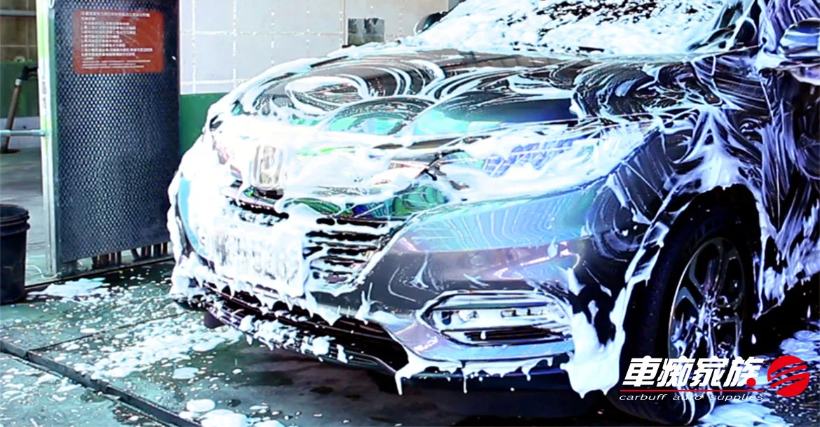 使用打蠟機拋光