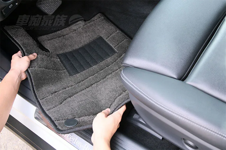 汽車美容內裝清潔-取出腳踏車墊