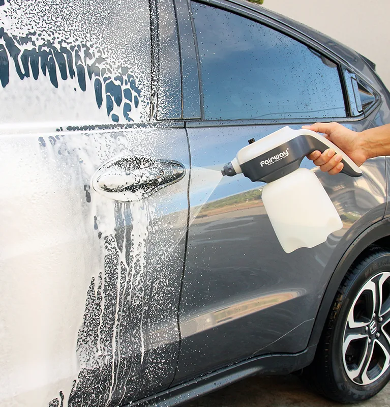 用噴壺洗車