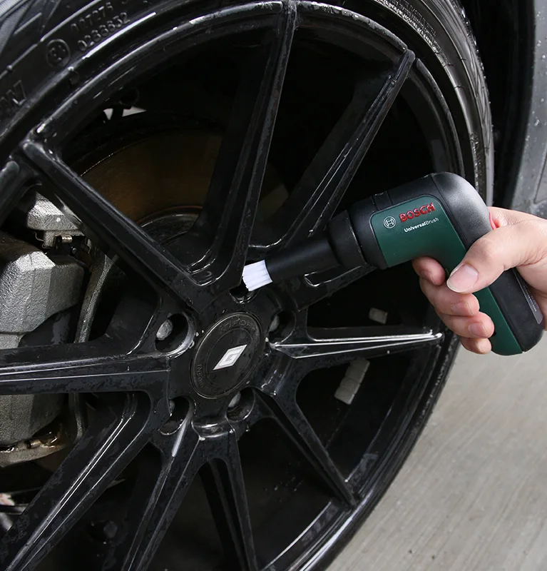 電動清潔刷洗輪胎細節