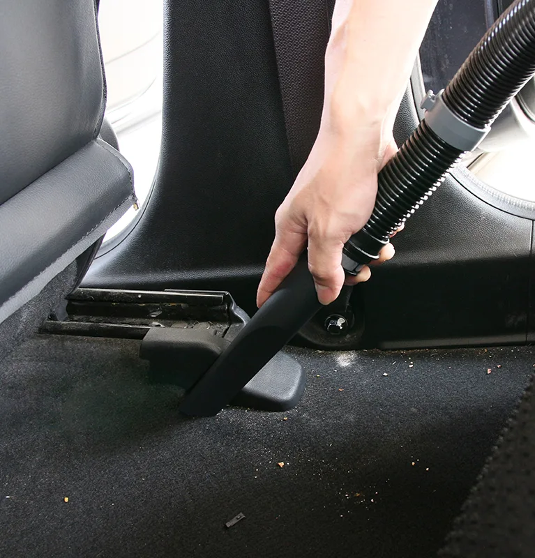乾濕兩用吸塵器吸車內灰塵